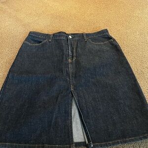 Women’s skirt perfect for the spring or summer.